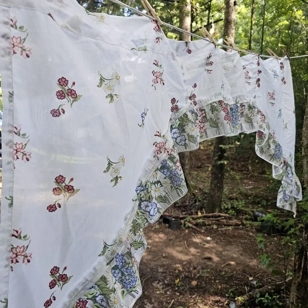 Vintage Cottagecore 1970s Floral Ruffled Window Valance / Swag